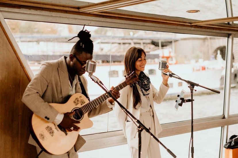 Eric Maseko et Marie Oya, LoungeDuo en concert acoustique sous une verrière parisienne